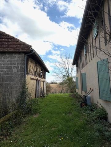 PLAISANCE (32): Ancienne FERME GASCONNE de 300m2, adaptée activité chambres d hotes, 7chambres, dépendances, 5000m2