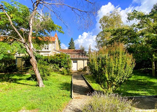 Vente
                Maison58 m² - 4 Pièces -
                    POITIERS (86000)