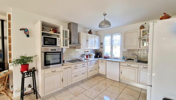 MALAY-LE-GRAND, PAVILLON PLAIN-PIEDS AVEC DEPENDANCE.