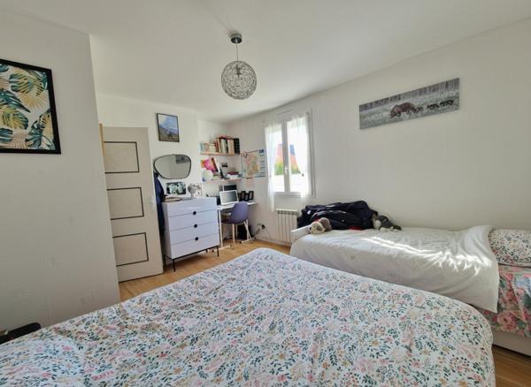 MALAY-LE-GRAND, PAVILLON PLAIN-PIEDS AVEC DEPENDANCE.