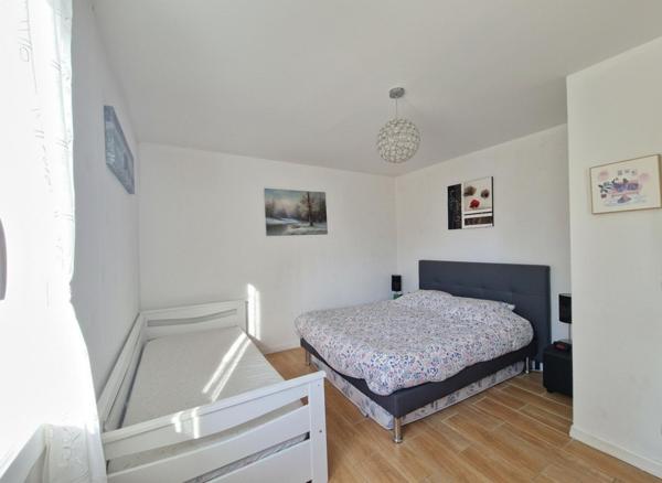 MALAY-LE-GRAND, PAVILLON PLAIN-PIEDS AVEC DEPENDANCE.