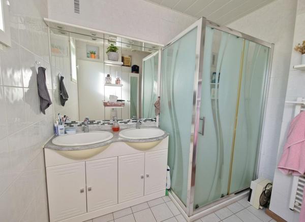 MALAY-LE-GRAND, PAVILLON PLAIN-PIEDS AVEC DEPENDANCE.