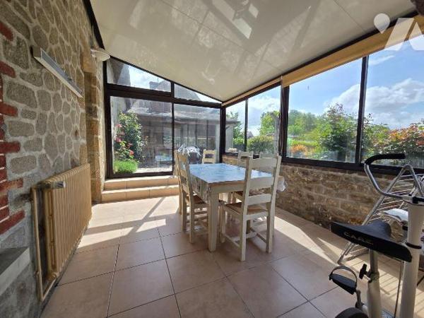 10 min. VILLAINES-LA-JUHEL (53), maison de bourg surélevée sur sous-sol, comprenant :
Au sous-...