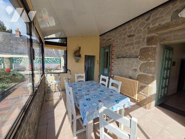 10 min. VILLAINES-LA-JUHEL (53), maison de bourg surélevée sur sous-sol, comprenant :
Au sous-...