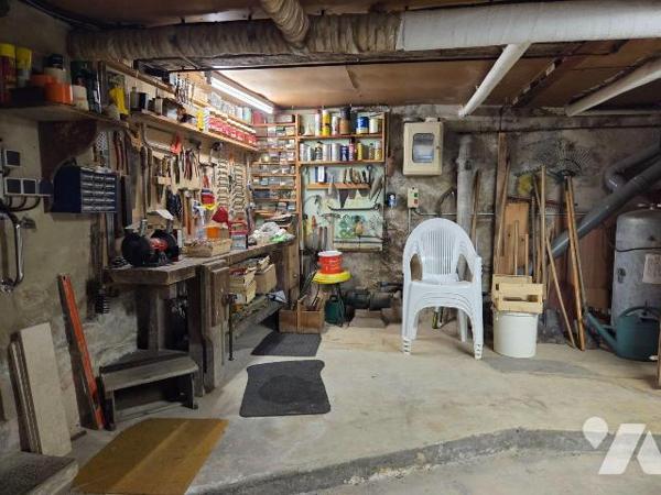 10 min. VILLAINES-LA-JUHEL (53), maison de bourg surélevée sur sous-sol, comprenant :
Au sous-...