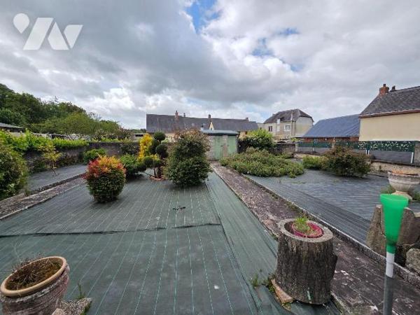 10 min. VILLAINES-LA-JUHEL (53), maison de bourg surélevée sur sous-sol, comprenant :
Au sous-...