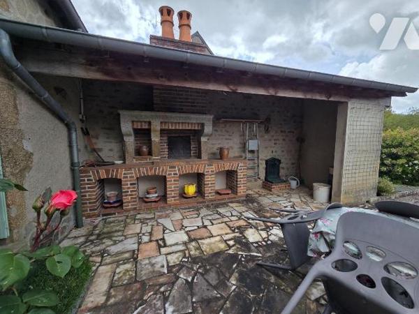 10 min. VILLAINES-LA-JUHEL (53), maison de bourg surélevée sur sous-sol, comprenant :
Au sous-...