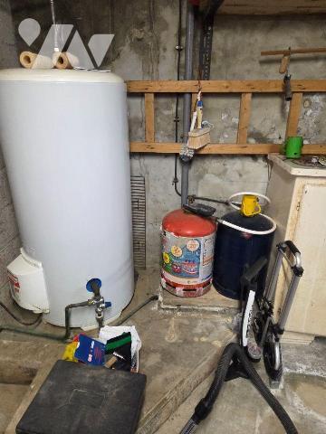 10 min. VILLAINES-LA-JUHEL (53), maison de bourg surélevée sur sous-sol, comprenant :
Au sous-...