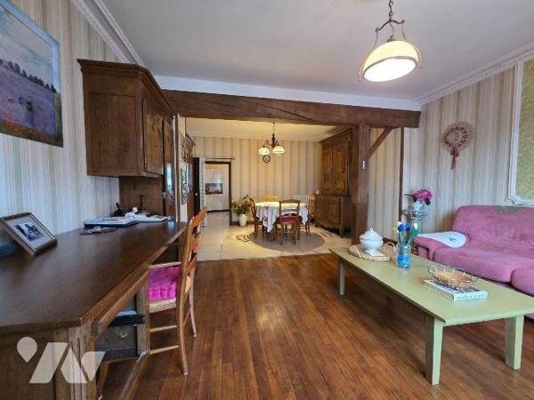 10 min. VILLAINES-LA-JUHEL (53), maison de bourg surélevée sur sous-sol, comprenant :
Au sous-...