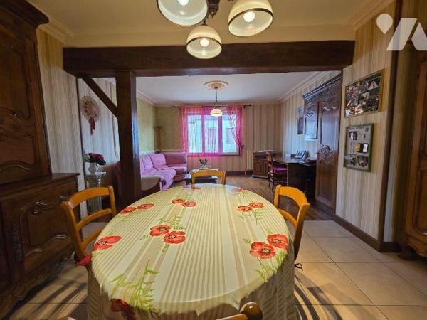 10 min. VILLAINES-LA-JUHEL (53), maison de bourg surélevée sur sous-sol, comprenant :
Au sous-...