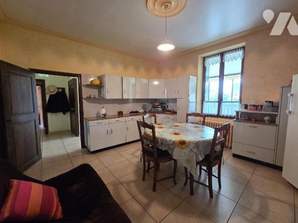 10 min. VILLAINES-LA-JUHEL (53), maison de bourg surélevée sur sous-sol, comprenant :
Au sous-...