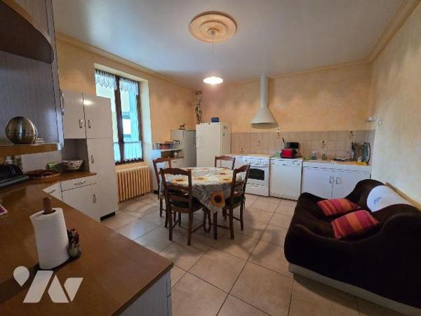 10 min. VILLAINES-LA-JUHEL (53), maison de bourg surélevée sur sous-sol, comprenant :
Au sous-...