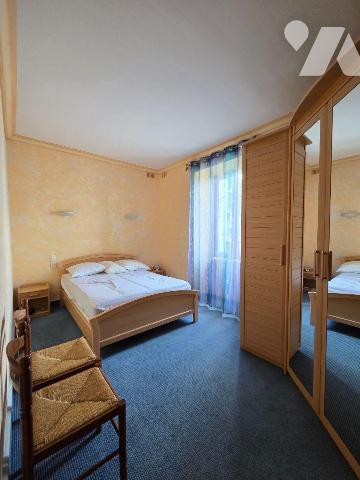 10 min. VILLAINES-LA-JUHEL (53), maison de bourg surélevée sur sous-sol, comprenant :
Au sous-...
