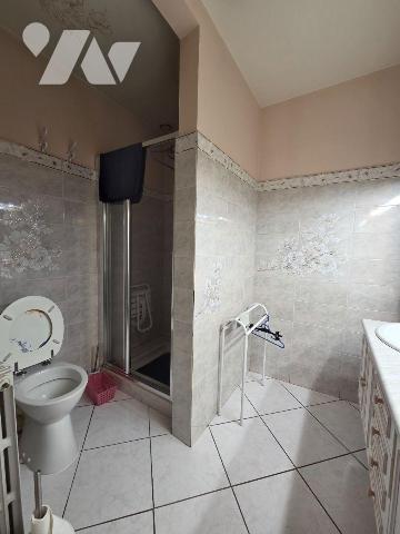 10 min. VILLAINES-LA-JUHEL (53), maison de bourg surélevée sur sous-sol, comprenant :
Au sous-...