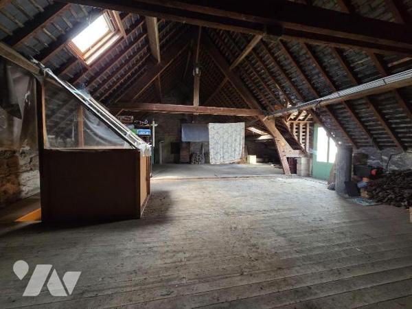 10 min. VILLAINES-LA-JUHEL (53), maison de bourg surélevée sur sous-sol, comprenant :
Au sous-...