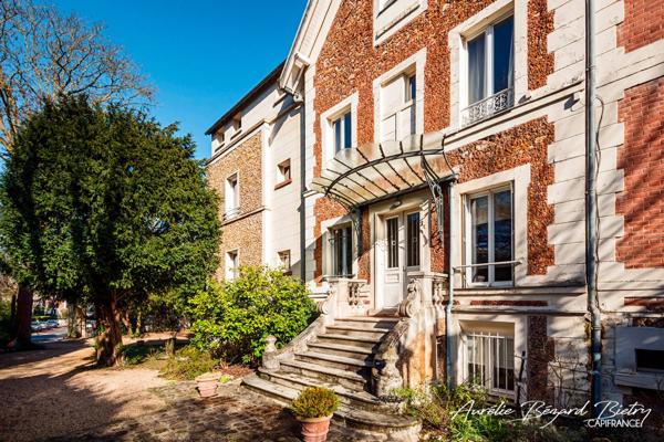 Appartement de 212m² avec terrasse et jardin.