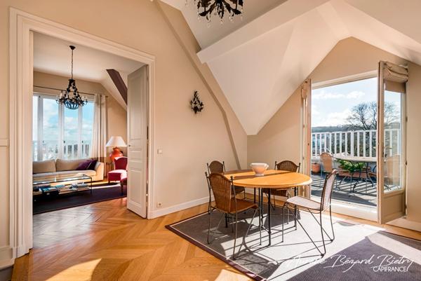 Appartement de 212m² avec terrasse et jardin.