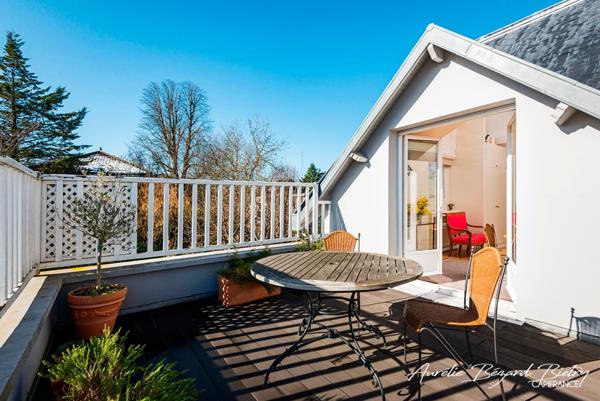 Appartement de 212m² avec terrasse et jardin.