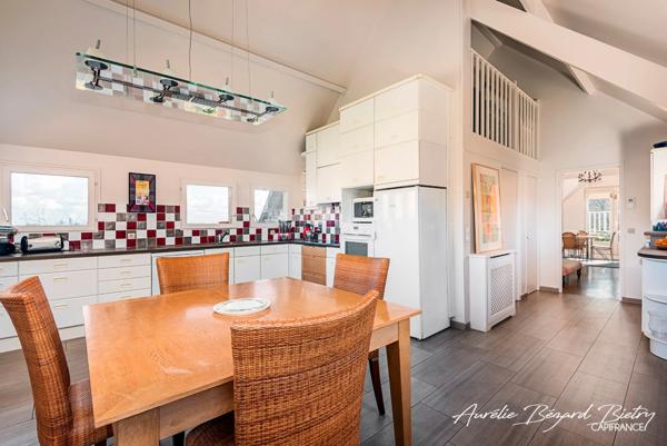 Appartement de 212m² avec terrasse et jardin.