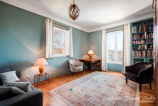 Appartement de 212m² avec terrasse et jardin.