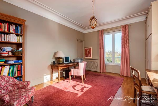 Appartement de 212m² avec terrasse et jardin.