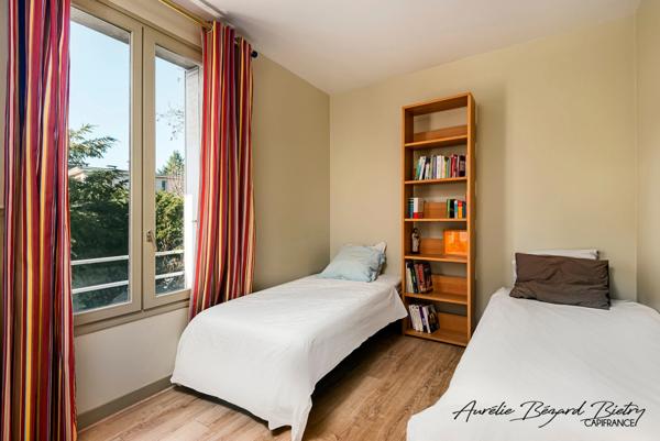 Appartement de 212m² avec terrasse et jardin.