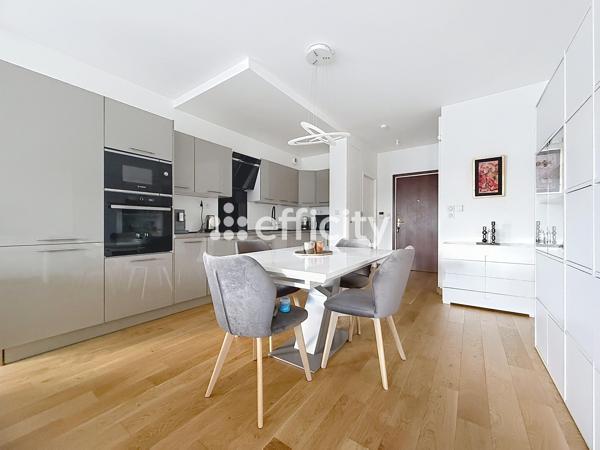 Appartement
         2 pièces
        - 70 m² 895 000 € *