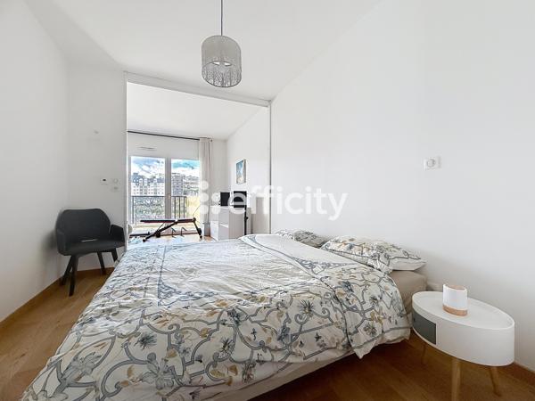 Appartement
         2 pièces
        - 70 m² 895 000 € *