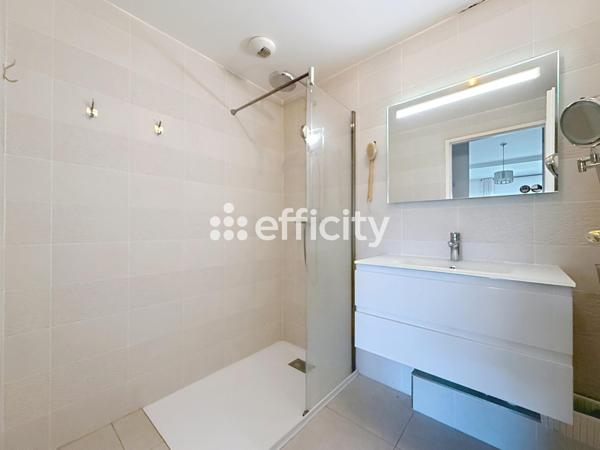Appartement
         2 pièces
        - 70 m² 895 000 € *