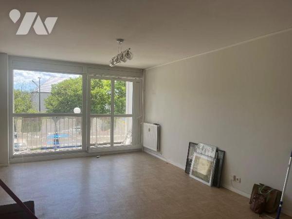 CAEN, rue des gens d'armes, au rez-de-chaussée surélevé, un appartement de 4 pièces comprenant ...
