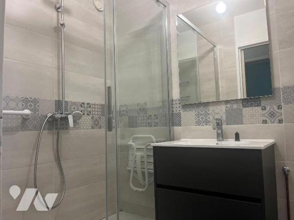 CAEN, rue des gens d'armes, au rez-de-chaussée surélevé, un appartement de 4 pièces comprenant ...