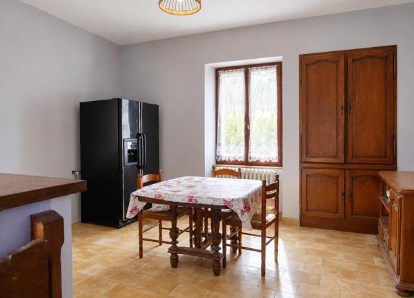 Maison avec ancienne boulangerie, 4 chambres, jardin clos et nombreux stationnements