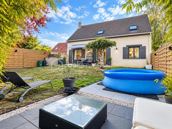 SECTEUR CHATEAU DE LORMOY,  MAGNIFIQUE MAISON DE 121 m2 édifiée sur 322 m2 de terrain, elle se compose d'une entrée avec placard, un WC séparé, coin buanderie, une très belle pièce de vie de 47 m2 comprenant une cuisine aménagée et équipée, salon salle à manger avec cheminée insert,  terrasse avec jardin clos.

A l'étage, une pièce palière avec bureau, dessert une salle de bains avec une balnéo + un WC + une douche, 
3 belles chambres de 13 / 14 / 16 m2 env, vous trouverez un garage de 19 m2 env à l'avant de la maison, la maison a bénéficier d 'une isolation par la toiture en 2020

Possibilité de vous présenter une vidéo

INFORMATIONS: La maison est située en arrière lot, portail commun la propriété  à l'avant, puis par une servitude de passage permettant d'accéder à la maison, par ailleurs les propriétaires souhaitent une vente longue pour Mars 2027 si possible

UNE VISITE S'IMPOSE RAPIDEMENT !!!