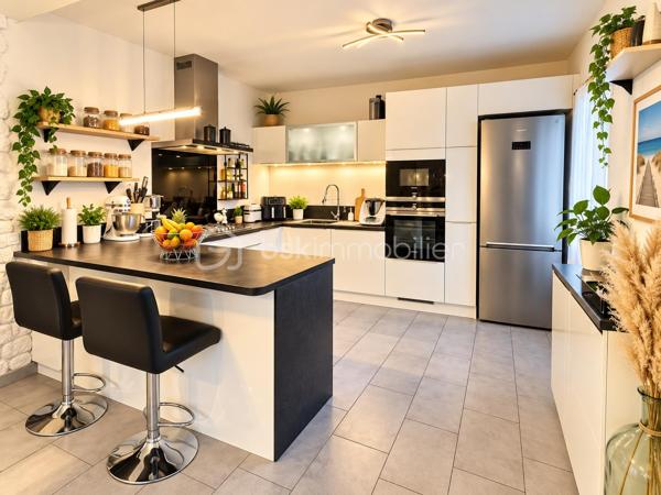 SECTEUR CHATEAU DE LORMOY,  MAGNIFIQUE MAISON DE 121 m2 édifiée sur 322 m2 de terrain, elle se compose d'une entrée avec placard, un WC séparé, coin buanderie, une très belle pièce de vie de 47 m2 comprenant une cuisine aménagée et équipée, salon salle à manger avec cheminée insert,  terrasse avec jardin clos.

A l'étage, une pièce palière avec bureau, dessert une salle de bains avec une balnéo + un WC + une douche, 
3 belles chambres de 13 / 14 / 16 m2 env, vous trouverez un garage de 19 m2 env à l'avant de la maison, la maison a bénéficier d 'une isolation par la toiture en 2020

Possibilité de vous présenter une vidéo

INFORMATIONS: La maison est située en arrière lot, portail commun la propriété  à l'avant, puis par une servitude de passage permettant d'accéder à la maison, par ailleurs les propriétaires souhaitent une vente longue pour Mars 2027 si possible

UNE VISITE S'IMPOSE RAPIDEMENT !!!