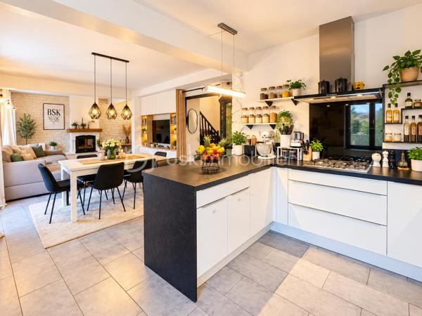 SECTEUR CHATEAU DE LORMOY,  MAGNIFIQUE MAISON DE 121 m2 édifiée sur 322 m2 de terrain, elle se compose d'une entrée avec placard, un WC séparé, coin buanderie, une très belle pièce de vie de 47 m2 comprenant une cuisine aménagée et équipée, salon salle à manger avec cheminée insert,  terrasse avec jardin clos.

A l'étage, une pièce palière avec bureau, dessert une salle de bains avec une balnéo + un WC + une douche, 
3 belles chambres de 13 / 14 / 16 m2 env, vous trouverez un garage de 19 m2 env à l'avant de la maison, la maison a bénéficier d 'une isolation par la toiture en 2020

Possibilité de vous présenter une vidéo

INFORMATIONS: La maison est située en arrière lot, portail commun la propriété  à l'avant, puis par une servitude de passage permettant d'accéder à la maison, par ailleurs les propriétaires souhaitent une vente longue pour Mars 2027 si possible

UNE VISITE S'IMPOSE RAPIDEMENT !!!
