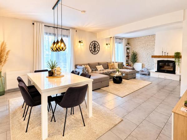 SECTEUR CHATEAU DE LORMOY,  MAGNIFIQUE MAISON DE 121 m2 édifiée sur 322 m2 de terrain, elle se compose d'une entrée avec placard, un WC séparé, coin buanderie, une très belle pièce de vie de 47 m2 comprenant une cuisine aménagée et équipée, salon salle à manger avec cheminée insert,  terrasse avec jardin clos.

A l'étage, une pièce palière avec bureau, dessert une salle de bains avec une balnéo + un WC + une douche, 
3 belles chambres de 13 / 14 / 16 m2 env, vous trouverez un garage de 19 m2 env à l'avant de la maison, la maison a bénéficier d 'une isolation par la toiture en 2020

Possibilité de vous présenter une vidéo

INFORMATIONS: La maison est située en arrière lot, portail commun la propriété  à l'avant, puis par une servitude de passage permettant d'accéder à la maison, par ailleurs les propriétaires souhaitent une vente longue pour Mars 2027 si possible

UNE VISITE S'IMPOSE RAPIDEMENT !!!