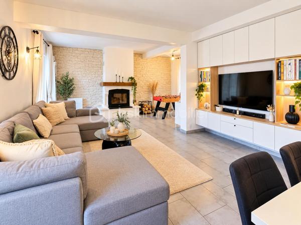 SECTEUR CHATEAU DE LORMOY,  MAGNIFIQUE MAISON DE 121 m2 édifiée sur 322 m2 de terrain, elle se compose d'une entrée avec placard, un WC séparé, coin buanderie, une très belle pièce de vie de 47 m2 comprenant une cuisine aménagée et équipée, salon salle à manger avec cheminée insert,  terrasse avec jardin clos.

A l'étage, une pièce palière avec bureau, dessert une salle de bains avec une balnéo + un WC + une douche, 
3 belles chambres de 13 / 14 / 16 m2 env, vous trouverez un garage de 19 m2 env à l'avant de la maison, la maison a bénéficier d 'une isolation par la toiture en 2020

Possibilité de vous présenter une vidéo

INFORMATIONS: La maison est située en arrière lot, portail commun la propriété  à l'avant, puis par une servitude de passage permettant d'accéder à la maison, par ailleurs les propriétaires souhaitent une vente longue pour Mars 2027 si possible

UNE VISITE S'IMPOSE RAPIDEMENT !!!