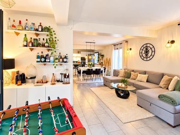 SECTEUR CHATEAU DE LORMOY,  MAGNIFIQUE MAISON DE 121 m2 édifiée sur 322 m2 de terrain, elle se compose d'une entrée avec placard, un WC séparé, coin buanderie, une très belle pièce de vie de 47 m2 comprenant une cuisine aménagée et équipée, salon salle à manger avec cheminée insert,  terrasse avec jardin clos.

A l'étage, une pièce palière avec bureau, dessert une salle de bains avec une balnéo + un WC + une douche, 
3 belles chambres de 13 / 14 / 16 m2 env, vous trouverez un garage de 19 m2 env à l'avant de la maison, la maison a bénéficier d 'une isolation par la toiture en 2020

Possibilité de vous présenter une vidéo

INFORMATIONS: La maison est située en arrière lot, portail commun la propriété  à l'avant, puis par une servitude de passage permettant d'accéder à la maison, par ailleurs les propriétaires souhaitent une vente longue pour Mars 2027 si possible

UNE VISITE S'IMPOSE RAPIDEMENT !!!
