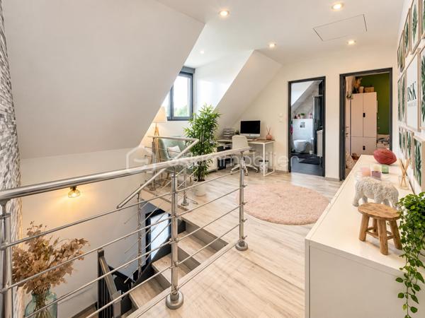 SECTEUR CHATEAU DE LORMOY,  MAGNIFIQUE MAISON DE 121 m2 édifiée sur 322 m2 de terrain, elle se compose d'une entrée avec placard, un WC séparé, coin buanderie, une très belle pièce de vie de 47 m2 comprenant une cuisine aménagée et équipée, salon salle à manger avec cheminée insert,  terrasse avec jardin clos.

A l'étage, une pièce palière avec bureau, dessert une salle de bains avec une balnéo + un WC + une douche, 
3 belles chambres de 13 / 14 / 16 m2 env, vous trouverez un garage de 19 m2 env à l'avant de la maison, la maison a bénéficier d 'une isolation par la toiture en 2020

Possibilité de vous présenter une vidéo

INFORMATIONS: La maison est située en arrière lot, portail commun la propriété  à l'avant, puis par une servitude de passage permettant d'accéder à la maison, par ailleurs les propriétaires souhaitent une vente longue pour Mars 2027 si possible

UNE VISITE S'IMPOSE RAPIDEMENT !!!