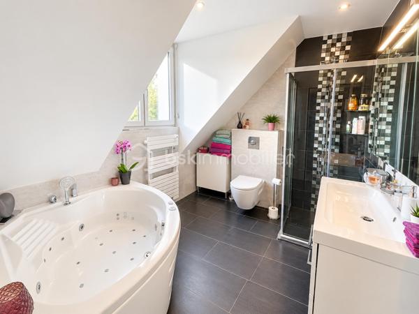 SECTEUR CHATEAU DE LORMOY,  MAGNIFIQUE MAISON DE 121 m2 édifiée sur 322 m2 de terrain, elle se compose d'une entrée avec placard, un WC séparé, coin buanderie, une très belle pièce de vie de 47 m2 comprenant une cuisine aménagée et équipée, salon salle à manger avec cheminée insert,  terrasse avec jardin clos.

A l'étage, une pièce palière avec bureau, dessert une salle de bains avec une balnéo + un WC + une douche, 
3 belles chambres de 13 / 14 / 16 m2 env, vous trouverez un garage de 19 m2 env à l'avant de la maison, la maison a bénéficier d 'une isolation par la toiture en 2020

Possibilité de vous présenter une vidéo

INFORMATIONS: La maison est située en arrière lot, portail commun la propriété  à l'avant, puis par une servitude de passage permettant d'accéder à la maison, par ailleurs les propriétaires souhaitent une vente longue pour Mars 2027 si possible

UNE VISITE S'IMPOSE RAPIDEMENT !!!