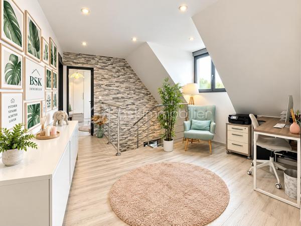 SECTEUR CHATEAU DE LORMOY,  MAGNIFIQUE MAISON DE 121 m2 édifiée sur 322 m2 de terrain, elle se compose d'une entrée avec placard, un WC séparé, coin buanderie, une très belle pièce de vie de 47 m2 comprenant une cuisine aménagée et équipée, salon salle à manger avec cheminée insert,  terrasse avec jardin clos.

A l'étage, une pièce palière avec bureau, dessert une salle de bains avec une balnéo + un WC + une douche, 
3 belles chambres de 13 / 14 / 16 m2 env, vous trouverez un garage de 19 m2 env à l'avant de la maison, la maison a bénéficier d 'une isolation par la toiture en 2020

Possibilité de vous présenter une vidéo

INFORMATIONS: La maison est située en arrière lot, portail commun la propriété  à l'avant, puis par une servitude de passage permettant d'accéder à la maison, par ailleurs les propriétaires souhaitent une vente longue pour Mars 2027 si possible

UNE VISITE S'IMPOSE RAPIDEMENT !!!