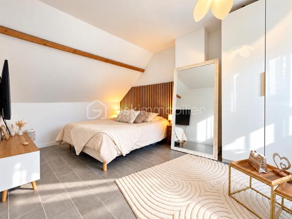 SECTEUR CHATEAU DE LORMOY,  MAGNIFIQUE MAISON DE 121 m2 édifiée sur 322 m2 de terrain, elle se compose d'une entrée avec placard, un WC séparé, coin buanderie, une très belle pièce de vie de 47 m2 comprenant une cuisine aménagée et équipée, salon salle à manger avec cheminée insert,  terrasse avec jardin clos.

A l'étage, une pièce palière avec bureau, dessert une salle de bains avec une balnéo + un WC + une douche, 
3 belles chambres de 13 / 14 / 16 m2 env, vous trouverez un garage de 19 m2 env à l'avant de la maison, la maison a bénéficier d 'une isolation par la toiture en 2020

Possibilité de vous présenter une vidéo

INFORMATIONS: La maison est située en arrière lot, portail commun la propriété  à l'avant, puis par une servitude de passage permettant d'accéder à la maison, par ailleurs les propriétaires souhaitent une vente longue pour Mars 2027 si possible

UNE VISITE S'IMPOSE RAPIDEMENT !!!