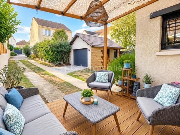 SECTEUR CHATEAU DE LORMOY,  MAGNIFIQUE MAISON DE 121 m2 édifiée sur 322 m2 de terrain, elle se compose d'une entrée avec placard, un WC séparé, coin buanderie, une très belle pièce de vie de 47 m2 comprenant une cuisine aménagée et équipée, salon salle à manger avec cheminée insert,  terrasse avec jardin clos.

A l'étage, une pièce palière avec bureau, dessert une salle de bains avec une balnéo + un WC + une douche, 
3 belles chambres de 13 / 14 / 16 m2 env, vous trouverez un garage de 19 m2 env à l'avant de la maison, la maison a bénéficier d 'une isolation par la toiture en 2020

Possibilité de vous présenter une vidéo

INFORMATIONS: La maison est située en arrière lot, portail commun la propriété  à l'avant, puis par une servitude de passage permettant d'accéder à la maison, par ailleurs les propriétaires souhaitent une vente longue pour Mars 2027 si possible

UNE VISITE S'IMPOSE RAPIDEMENT !!!