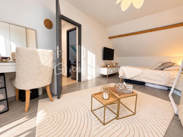 SECTEUR CHATEAU DE LORMOY,  MAGNIFIQUE MAISON DE 121 m2 édifiée sur 322 m2 de terrain, elle se compose d'une entrée avec placard, un WC séparé, coin buanderie, une très belle pièce de vie de 47 m2 comprenant une cuisine aménagée et équipée, salon salle à manger avec cheminée insert,  terrasse avec jardin clos.

A l'étage, une pièce palière avec bureau, dessert une salle de bains avec une balnéo + un WC + une douche, 
3 belles chambres de 13 / 14 / 16 m2 env, vous trouverez un garage de 19 m2 env à l'avant de la maison, la maison a bénéficier d 'une isolation par la toiture en 2020

Possibilité de vous présenter une vidéo

INFORMATIONS: La maison est située en arrière lot, portail commun la propriété  à l'avant, puis par une servitude de passage permettant d'accéder à la maison, par ailleurs les propriétaires souhaitent une vente longue pour Mars 2027 si possible

UNE VISITE S'IMPOSE RAPIDEMENT !!!