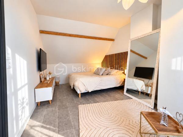 SECTEUR CHATEAU DE LORMOY,  MAGNIFIQUE MAISON DE 121 m2 édifiée sur 322 m2 de terrain, elle se compose d'une entrée avec placard, un WC séparé, coin buanderie, une très belle pièce de vie de 47 m2 comprenant une cuisine aménagée et équipée, salon salle à manger avec cheminée insert,  terrasse avec jardin clos.

A l'étage, une pièce palière avec bureau, dessert une salle de bains avec une balnéo + un WC + une douche, 
3 belles chambres de 13 / 14 / 16 m2 env, vous trouverez un garage de 19 m2 env à l'avant de la maison, la maison a bénéficier d 'une isolation par la toiture en 2020

Possibilité de vous présenter une vidéo

INFORMATIONS: La maison est située en arrière lot, portail commun la propriété  à l'avant, puis par une servitude de passage permettant d'accéder à la maison, par ailleurs les propriétaires souhaitent une vente longue pour Mars 2027 si possible

UNE VISITE S'IMPOSE RAPIDEMENT !!!