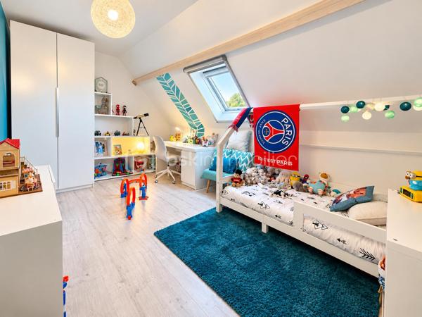 SECTEUR CHATEAU DE LORMOY,  MAGNIFIQUE MAISON DE 121 m2 édifiée sur 322 m2 de terrain, elle se compose d'une entrée avec placard, un WC séparé, coin buanderie, une très belle pièce de vie de 47 m2 comprenant une cuisine aménagée et équipée, salon salle à manger avec cheminée insert,  terrasse avec jardin clos.

A l'étage, une pièce palière avec bureau, dessert une salle de bains avec une balnéo + un WC + une douche, 
3 belles chambres de 13 / 14 / 16 m2 env, vous trouverez un garage de 19 m2 env à l'avant de la maison, la maison a bénéficier d 'une isolation par la toiture en 2020

Possibilité de vous présenter une vidéo

INFORMATIONS: La maison est située en arrière lot, portail commun la propriété  à l'avant, puis par une servitude de passage permettant d'accéder à la maison, par ailleurs les propriétaires souhaitent une vente longue pour Mars 2027 si possible

UNE VISITE S'IMPOSE RAPIDEMENT !!!