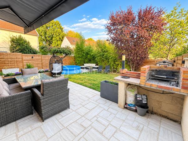 SECTEUR CHATEAU DE LORMOY,  MAGNIFIQUE MAISON DE 121 m2 édifiée sur 322 m2 de terrain, elle se compose d'une entrée avec placard, un WC séparé, coin buanderie, une très belle pièce de vie de 47 m2 comprenant une cuisine aménagée et équipée, salon salle à manger avec cheminée insert,  terrasse avec jardin clos.

A l'étage, une pièce palière avec bureau, dessert une salle de bains avec une balnéo + un WC + une douche, 
3 belles chambres de 13 / 14 / 16 m2 env, vous trouverez un garage de 19 m2 env à l'avant de la maison, la maison a bénéficier d 'une isolation par la toiture en 2020

Possibilité de vous présenter une vidéo

INFORMATIONS: La maison est située en arrière lot, portail commun la propriété  à l'avant, puis par une servitude de passage permettant d'accéder à la maison, par ailleurs les propriétaires souhaitent une vente longue pour Mars 2027 si possible

UNE VISITE S'IMPOSE RAPIDEMENT !!!