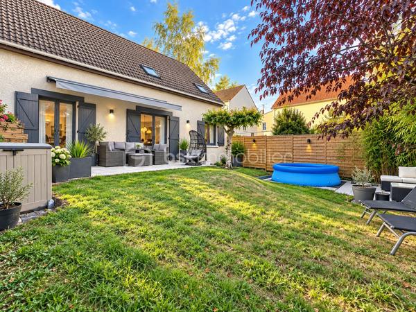 SECTEUR CHATEAU DE LORMOY,  MAGNIFIQUE MAISON DE 121 m2 édifiée sur 322 m2 de terrain, elle se compose d'une entrée avec placard, un WC séparé, coin buanderie, une très belle pièce de vie de 47 m2 comprenant une cuisine aménagée et équipée, salon salle à manger avec cheminée insert,  terrasse avec jardin clos.

A l'étage, une pièce palière avec bureau, dessert une salle de bains avec une balnéo + un WC + une douche, 
3 belles chambres de 13 / 14 / 16 m2 env, vous trouverez un garage de 19 m2 env à l'avant de la maison, la maison a bénéficier d 'une isolation par la toiture en 2020

Possibilité de vous présenter une vidéo

INFORMATIONS: La maison est située en arrière lot, portail commun la propriété  à l'avant, puis par une servitude de passage permettant d'accéder à la maison, par ailleurs les propriétaires souhaitent une vente longue pour Mars 2027 si possible

UNE VISITE S'IMPOSE RAPIDEMENT !!!