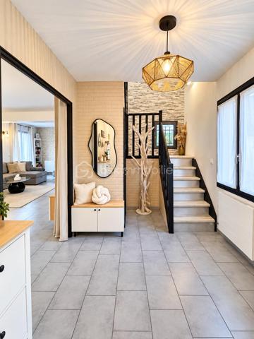 SECTEUR CHATEAU DE LORMOY,  MAGNIFIQUE MAISON DE 121 m2 édifiée sur 322 m2 de terrain, elle se compose d'une entrée avec placard, un WC séparé, coin buanderie, une très belle pièce de vie de 47 m2 comprenant une cuisine aménagée et équipée, salon salle à manger avec cheminée insert,  terrasse avec jardin clos.

A l'étage, une pièce palière avec bureau, dessert une salle de bains avec une balnéo + un WC + une douche, 
3 belles chambres de 13 / 14 / 16 m2 env, vous trouverez un garage de 19 m2 env à l'avant de la maison, la maison a bénéficier d 'une isolation par la toiture en 2020

Possibilité de vous présenter une vidéo

INFORMATIONS: La maison est située en arrière lot, portail commun la propriété  à l'avant, puis par une servitude de passage permettant d'accéder à la maison, par ailleurs les propriétaires souhaitent une vente longue pour Mars 2027 si possible

UNE VISITE S'IMPOSE RAPIDEMENT !!!