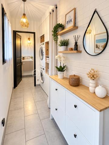 SECTEUR CHATEAU DE LORMOY,  MAGNIFIQUE MAISON DE 121 m2 édifiée sur 322 m2 de terrain, elle se compose d'une entrée avec placard, un WC séparé, coin buanderie, une très belle pièce de vie de 47 m2 comprenant une cuisine aménagée et équipée, salon salle à manger avec cheminée insert,  terrasse avec jardin clos.

A l'étage, une pièce palière avec bureau, dessert une salle de bains avec une balnéo + un WC + une douche, 
3 belles chambres de 13 / 14 / 16 m2 env, vous trouverez un garage de 19 m2 env à l'avant de la maison, la maison a bénéficier d 'une isolation par la toiture en 2020

Possibilité de vous présenter une vidéo

INFORMATIONS: La maison est située en arrière lot, portail commun la propriété  à l'avant, puis par une servitude de passage permettant d'accéder à la maison, par ailleurs les propriétaires souhaitent une vente longue pour Mars 2027 si possible

UNE VISITE S'IMPOSE RAPIDEMENT !!!